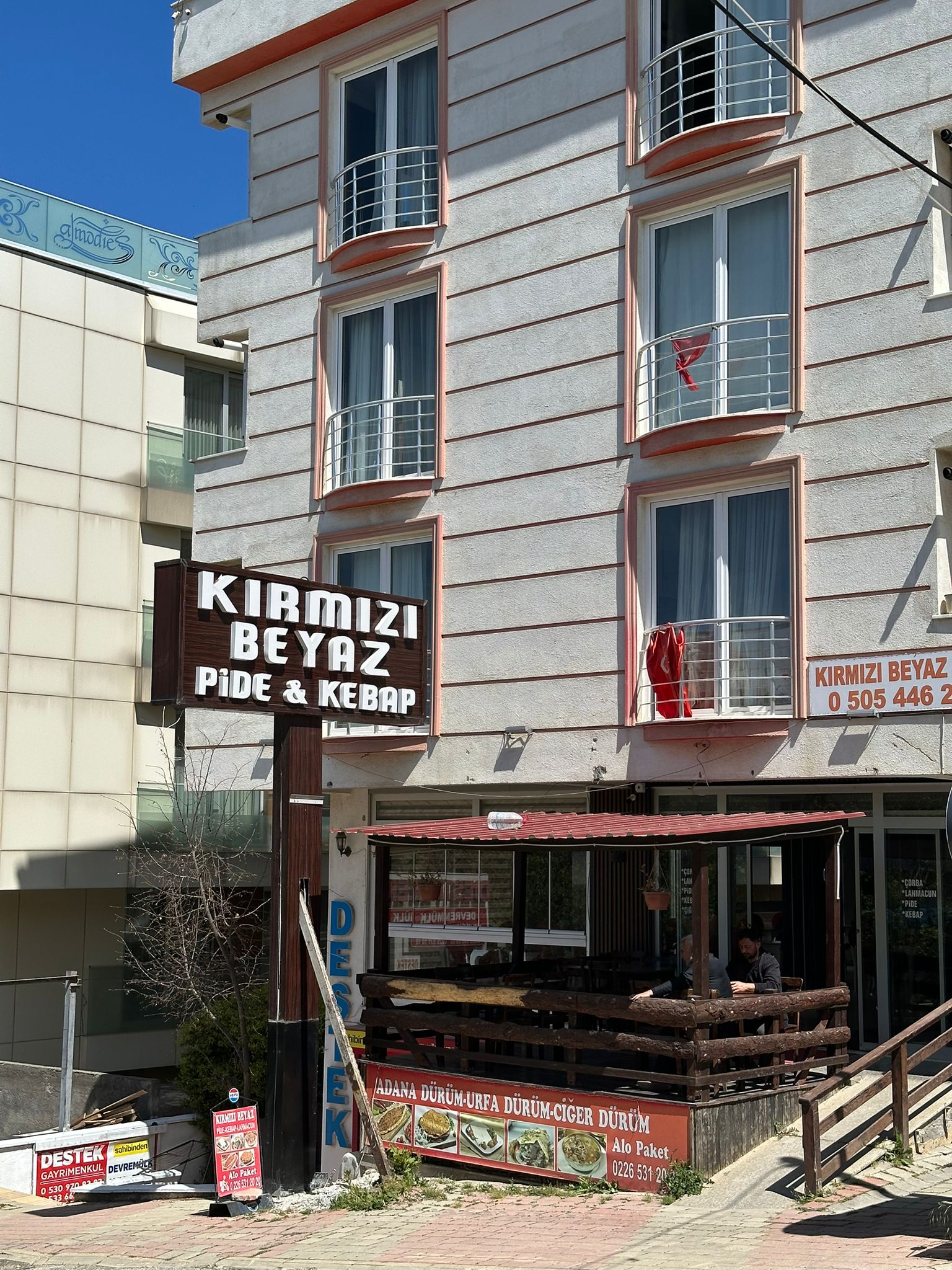 Kırmızı Beyaz Pide Kebap 